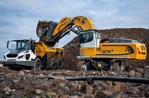 Шарнирный самосвал Liebherr TA230 6x6